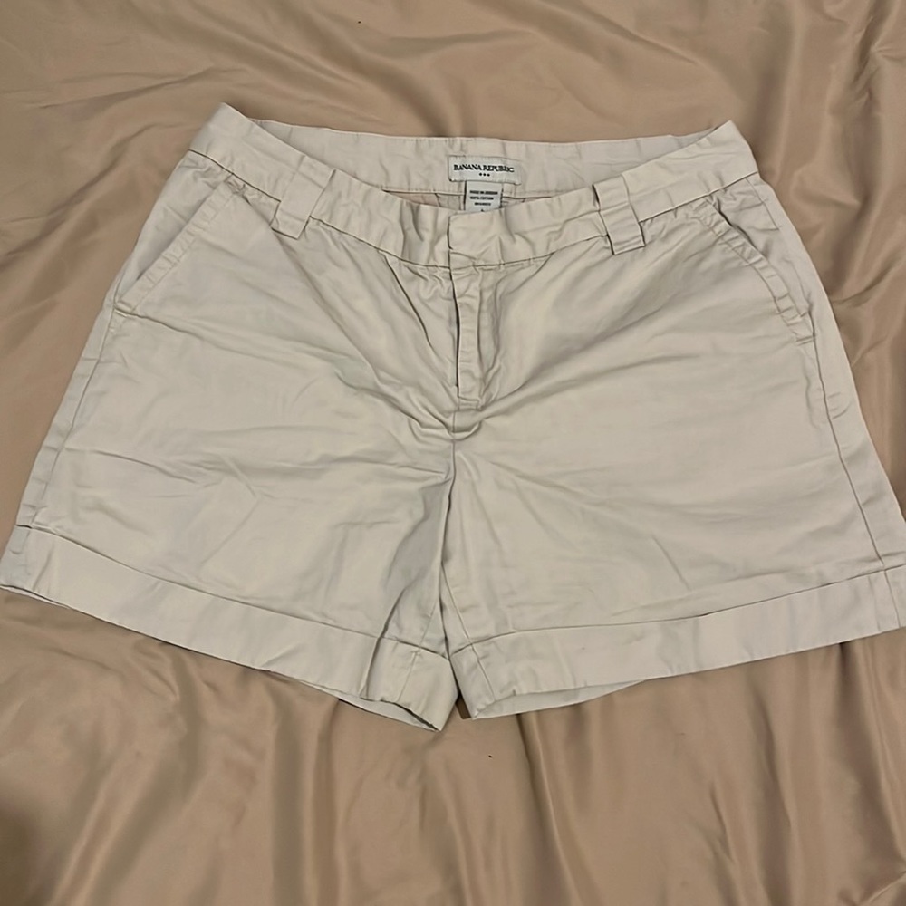 Banana Republic women’s shorts size 4, beige/cream